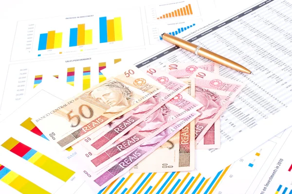 Finanztabelle und Datenblatt. Brasilianisches Geld und Stift. — Stockfoto