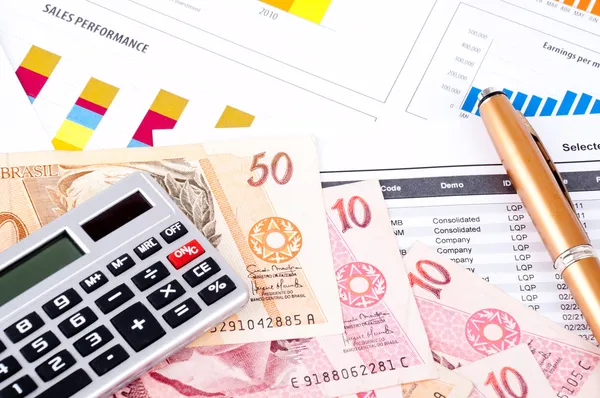 Financial chart and datasheet. Brazilian money and pen. — Stock Photo, Image
