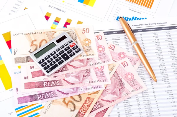 Фінансові діаграми та таблиці даних. Бразильський гроші і перо. — стокове фото