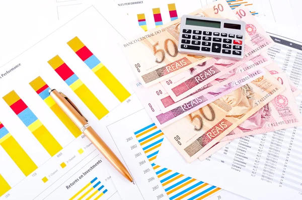 Finanční grafu a zobrazení datového listu. brazilské peníze a pero. — Stock fotografie