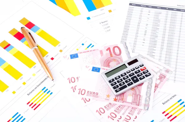Finanztabelle und Datenblatt. europäisches Geld und Kugelschreiber. — Stockfoto