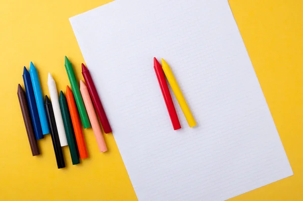 Drawing paper and crayons — Stock Photo, Image