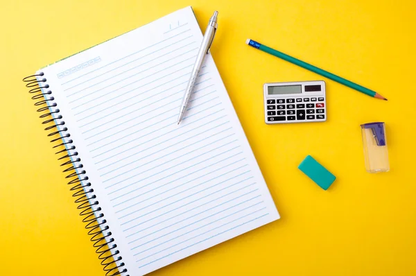 Copybook, penna, matita e altre attrezzature — Foto Stock