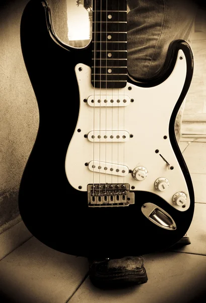 Elektrická kytara s kytaristou — Stock fotografie