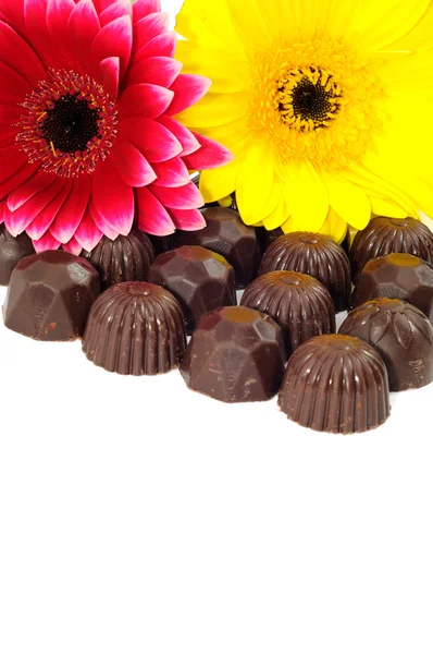 Flowers and chocolate — Stock Photo, Image