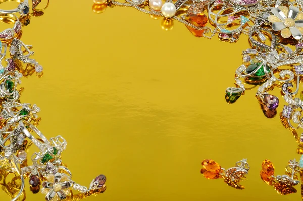 Platina juwelen met edelstenen — Stockfoto