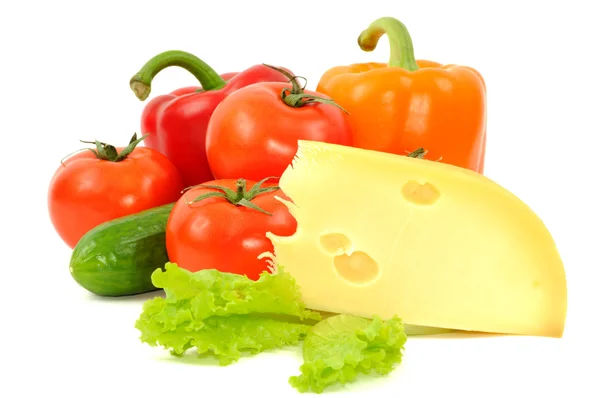 Produtos hortícolas frescos e queijo — Fotografia de Stock