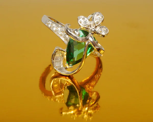 Platinum emerald ring — Stock Photo, Image