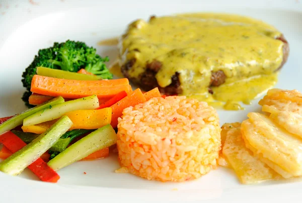 Pirinç ile biftek — Stok fotoğraf