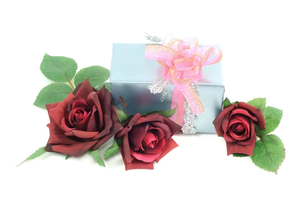 Presente com rosas — Fotografia de Stock