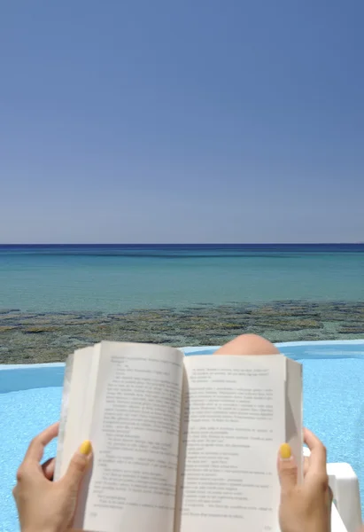 Lesen eines Buches über dem Meer — Stockfoto