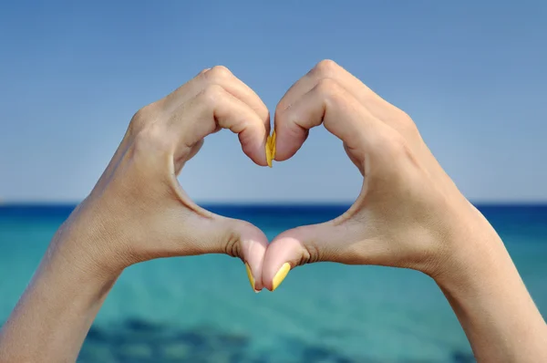 Älska havet hand hjärtat gest — Stockfoto