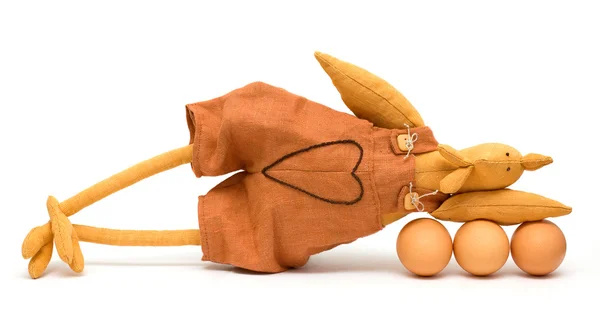 Eier und Hahnenspielzeug isoliert auf weiß — Stockfoto