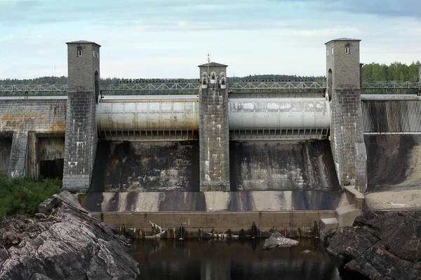 Dam in een rivier in finland — Stockfoto