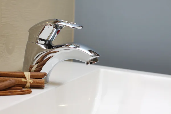 Wasserhahn und Waschbecken - luxuriöses Interieur, Detail — Stockfoto