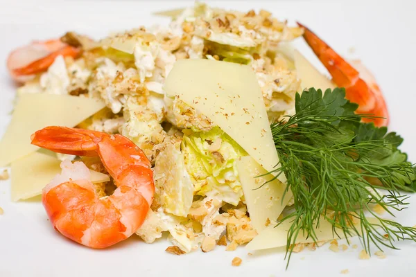 Salade avec laitue iceberg et crevettes close-up — Photo