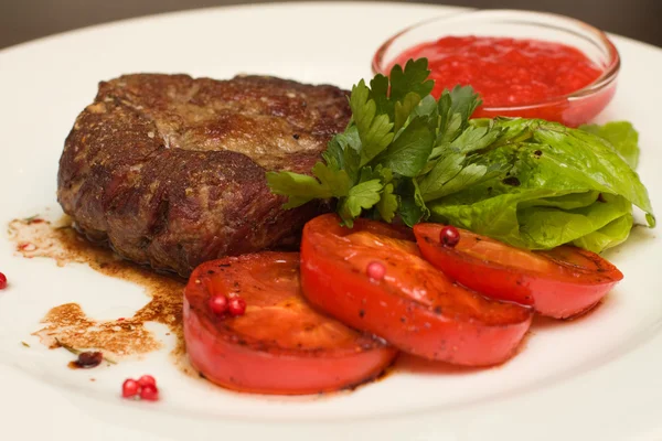 Steak grillé avec garniture - gros plan — Photo
