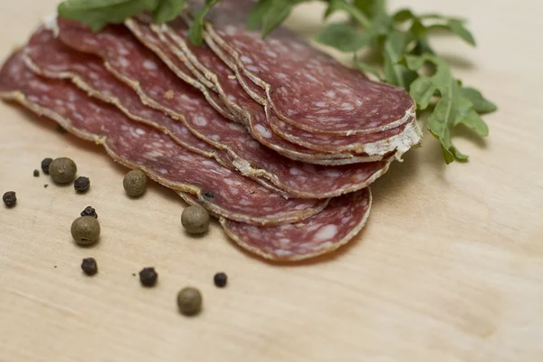 Italiensk salami med peppar - kort skärpedjup — Stockfoto