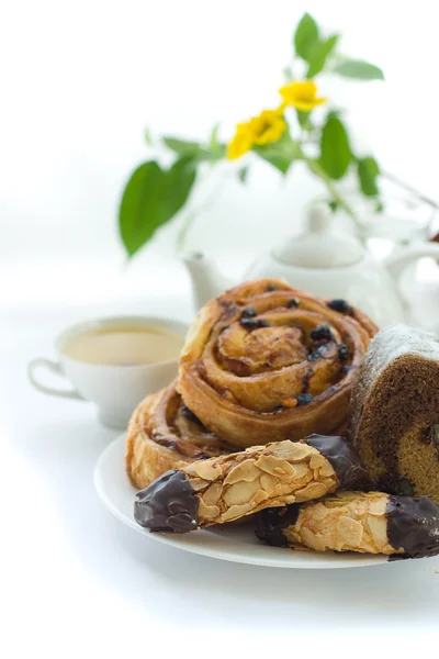 Petit déjeuner matinal ensoleillé : thé et pâtisserie — Photo