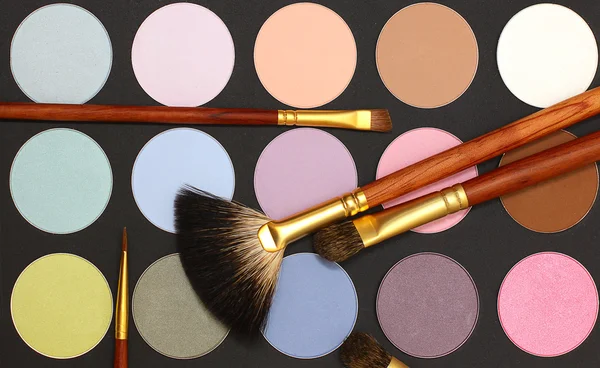Cosmetic make-up background - eyeshadow and brush — Stock Photo, Image
