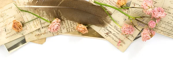 Fond avec vieilles cartes postales (1890-1910) et fleurs sur blanc — Photo
