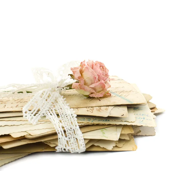 Stack av gamla kärleksbrev (1890-1910), spetsar och rosa blomma — Stockfoto