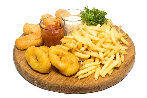Patatas fritas, calamares fritos y salsa aislada en blanco — Foto de Stock