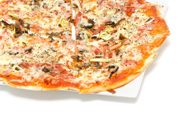 Włoskiej pizzy na białym tle — Zdjęcie stockowe