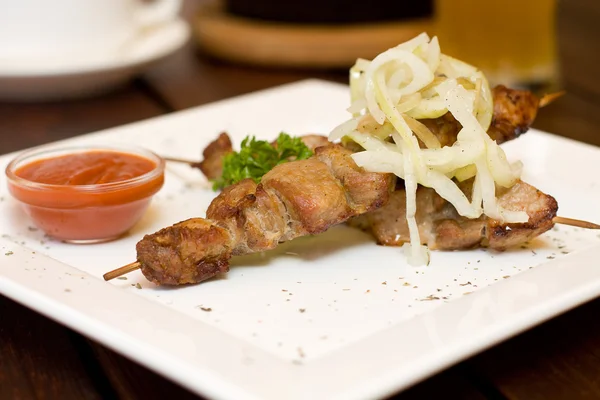 Comida de restaurante - carne em espetos e cebola — Fotografia de Stock