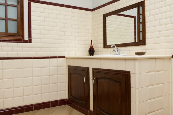 Современная ванная комната с бежевой и коричневой плиткой — стоковое фото