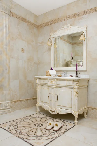 现代浴室-家庭室内装饰 — 图库照片