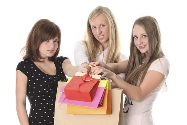 Unga kvinnor med shopping väska — Stockfoto