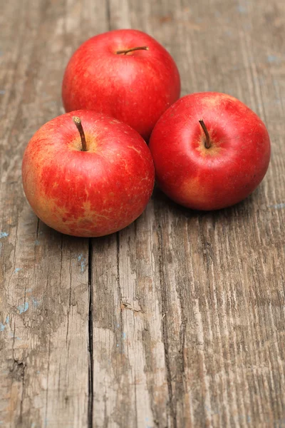 Red ripe apple on old wooden background — Stock Photo, Image