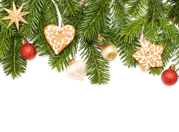 Abete verde natalizio con stella, biscotti e palla rossa isolata — Foto Stock