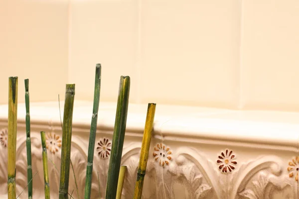 Feng shui fondo con bambú verde en baldosas de cerámica — Foto de Stock