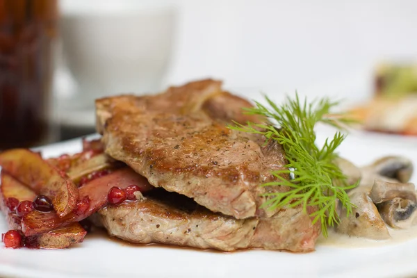 Мясо, грибы и красный соус из брусники — стоковое фото