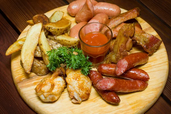Колбаса на деревянной тарелке — стоковое фото