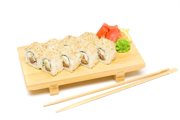 Sushi met wasabi en gember - geïsoleerd op wit — Stockfoto