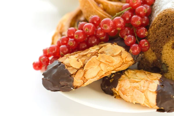 Sobremesa doce: biscoitos e baga vermelha — Fotografia de Stock