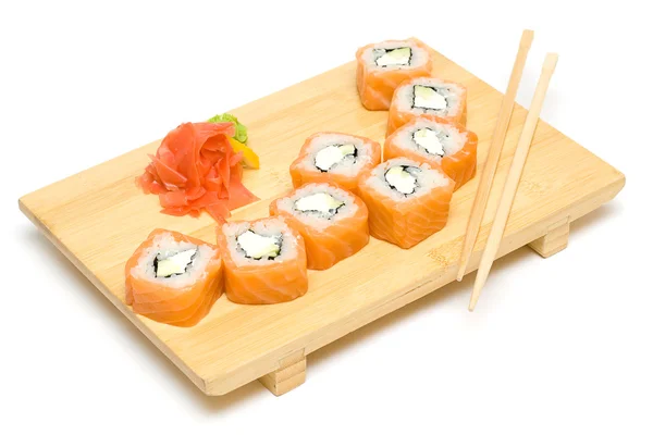 Суши-ролл с лососиной на белом — стоковое фото