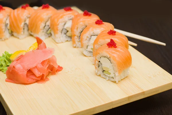 Sushi con salmón - comida gourmet japonesa — Foto de Stock