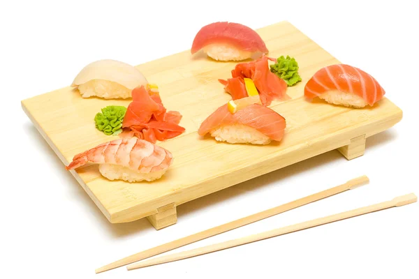 Суши с лососиной, тунцом и креветками, изолированные на белом — стоковое фото