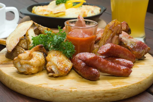 Німецький ресторан їжа - ковбаса і смаженим м'ясом — стокове фото