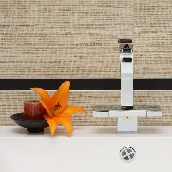 Lavabo ve musluk - lüks banyo iç detay — Stok fotoğraf