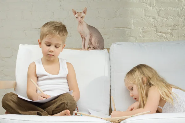 Children and Kitten Home - Leisure — Stock Photo, Image