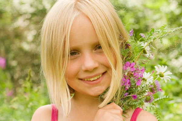 Lachende meisje outdoor - mooi gezicht close-up — Stockfoto