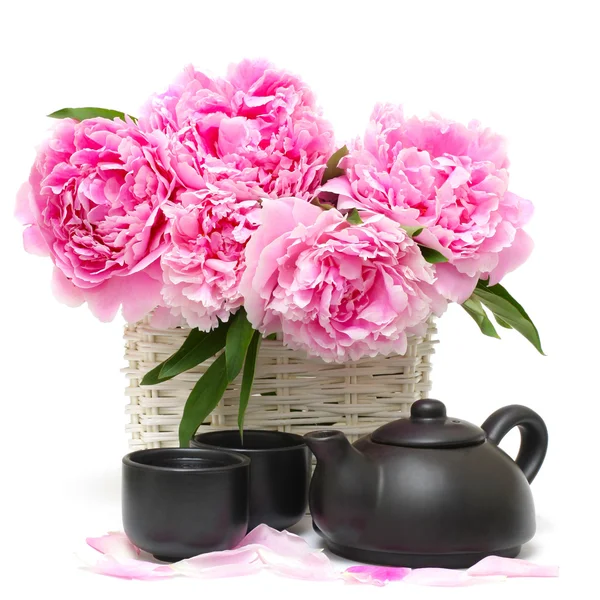 Conjunto de té chino y flor de peonía rosa aislada en blanco — Foto de Stock