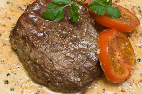 Viande gastronomique - steak avec garniture — Photo