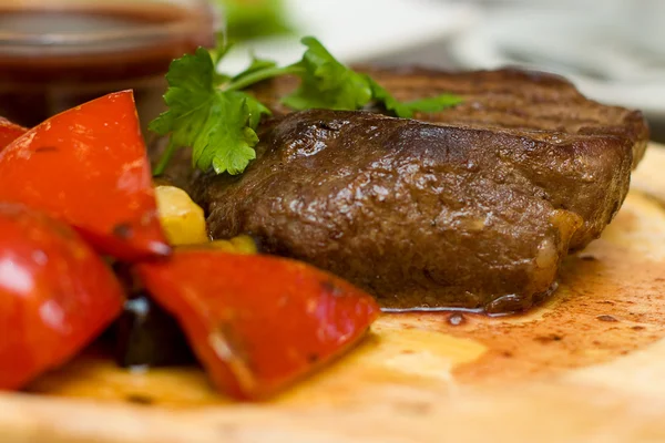 Steak avec garniture gros plan - Cuisine mexicaine — Photo
