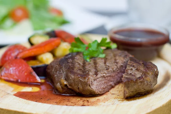 Hovězí steak - gurmánské restauraci jídlo, pozadí. mělká hloubka — Stock fotografie